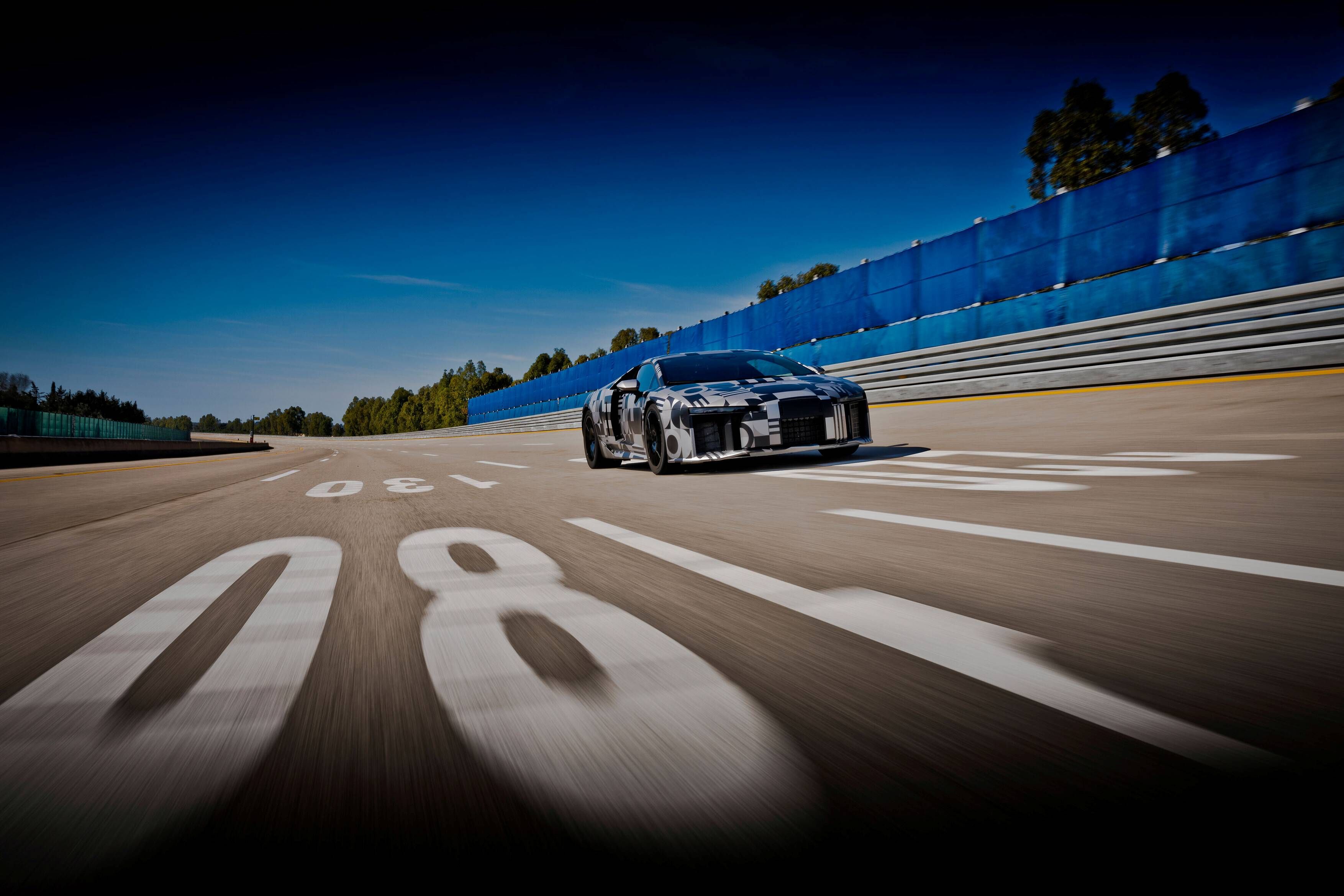Audi Nuvolari em pista a alta velocidade, com a câmera posicionada junto ao asfalto. 