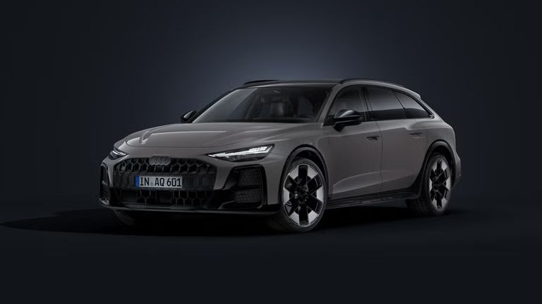 Der Audi A6 allroad schräg von vorn auf dunklem Hintergrund.