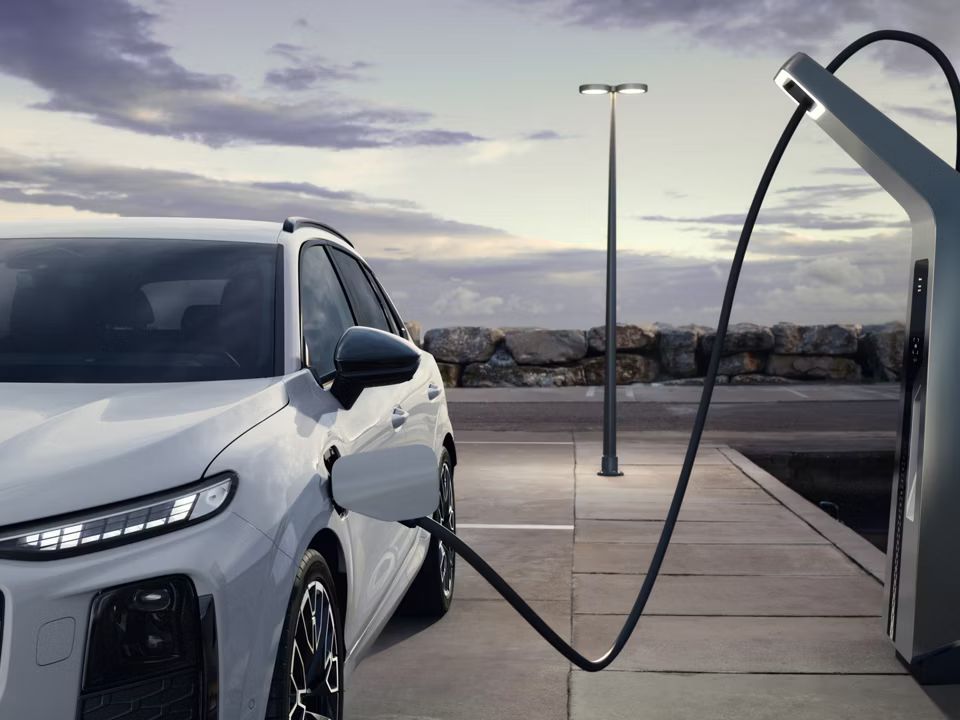 Audi Q3 SUV e-hybrid a carregar