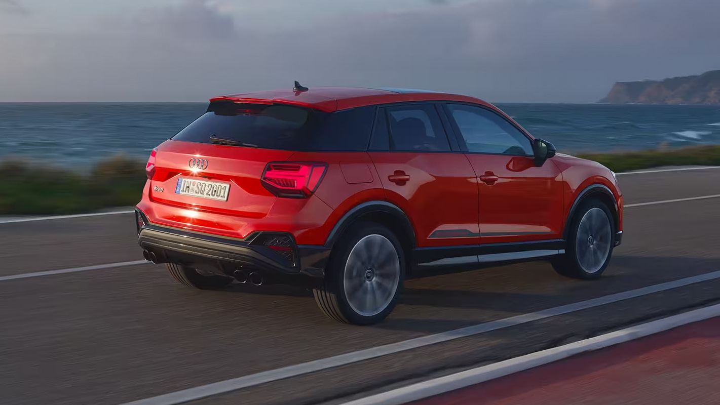 Audi SQ2 vista lateral em andamento