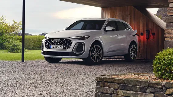Audi Q5 SUV e-hybrid vista na diagonal frontal
