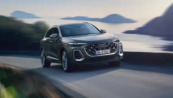 Audi Q5 SUV vista dianteira em movimento