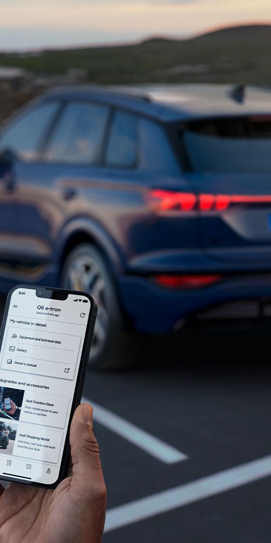 Senhor à frente de um automóvel Audi a usar a myAudi