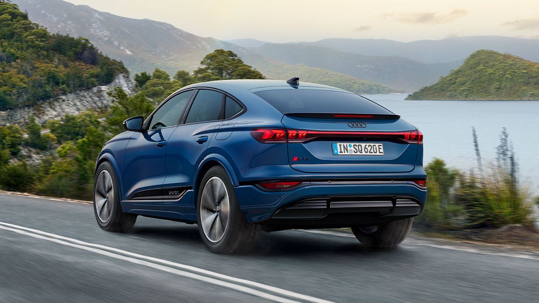 Audi SQ6 Sportback e-tron vista traseira em andamento