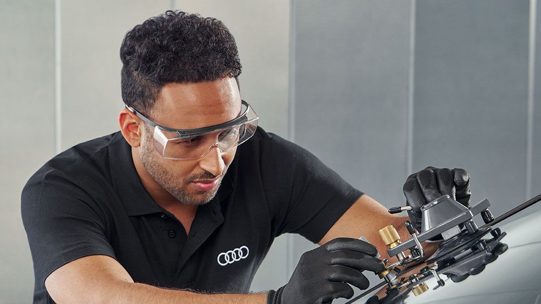 Técnico da Audi a reparar um para brisas