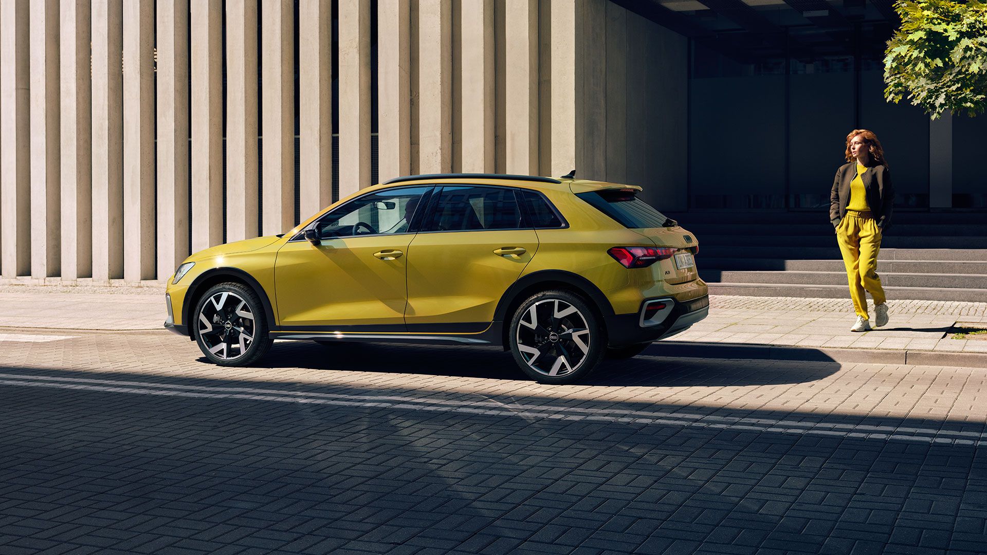 Audi A3 allstreet amarelo vista lateral