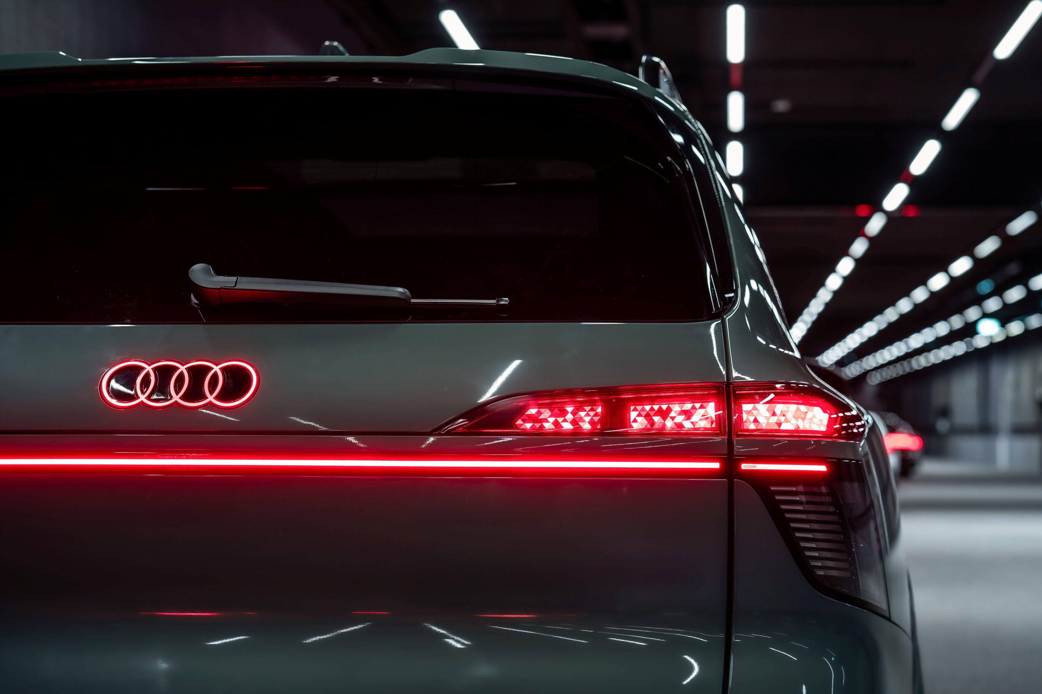 Estreia mundial do Audi Q9: painel digital OLED com design curvo