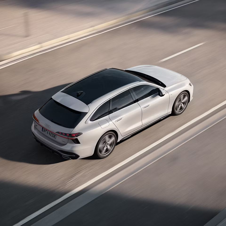 Audi A6 Avant e-hybrid vista aérea lateral em movimento