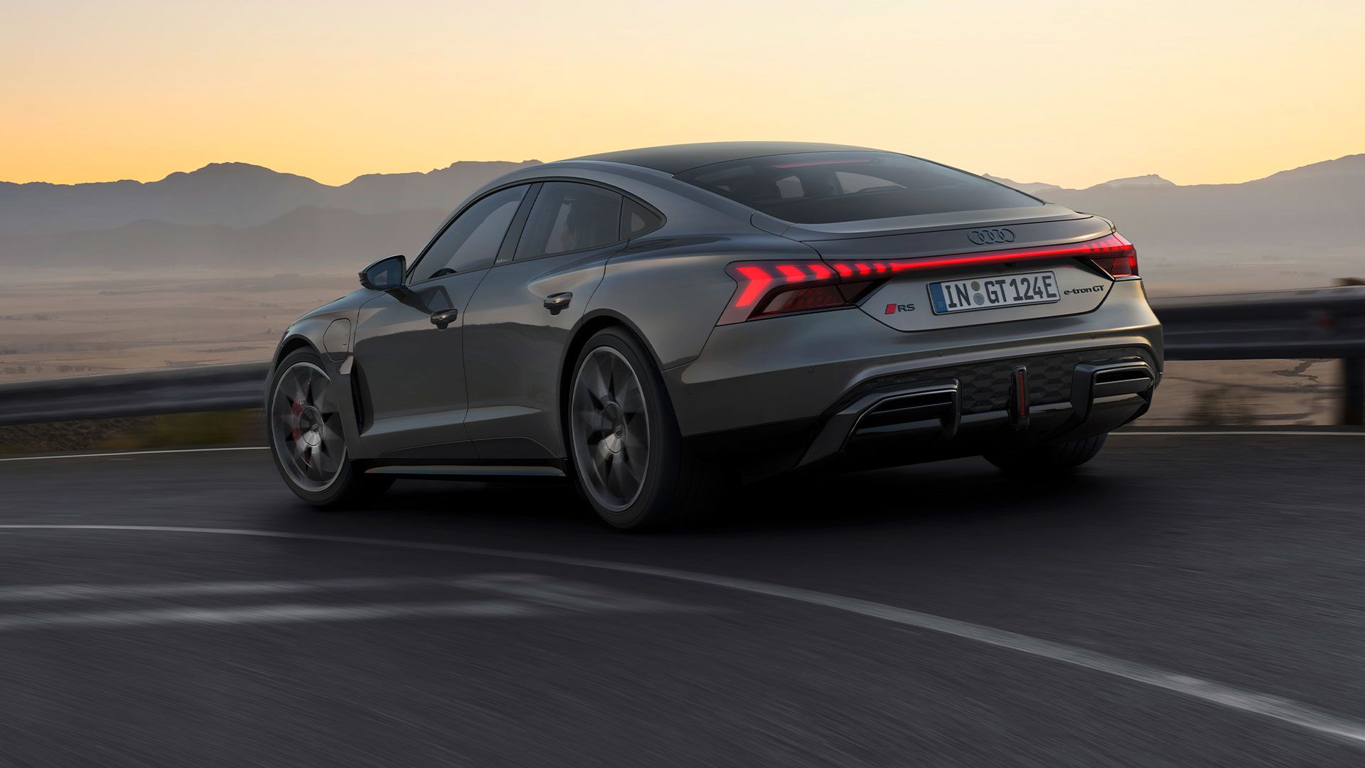 Audi RS e-tron GT vista lateral traseira em andamento