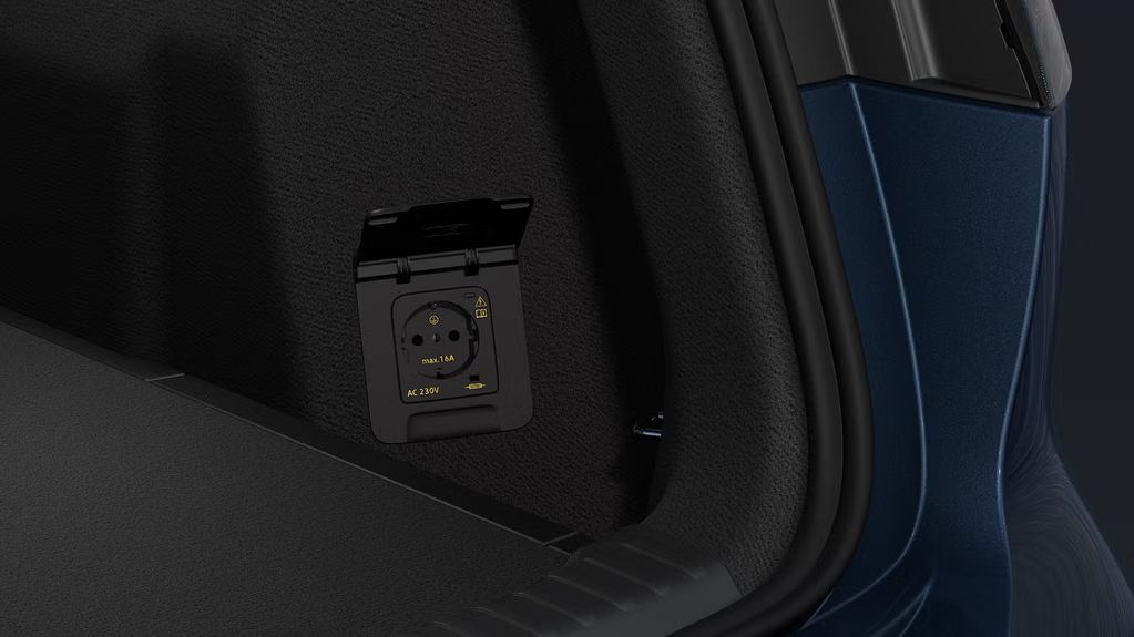 Blick auf den geöffneten Kofferraum und Fokus auf die 230-Volt-Steckdose.