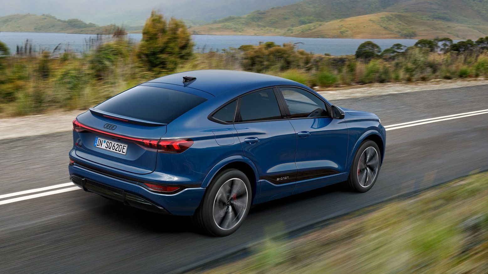 Audi SQ6 Sportback e-tron vista lateral em andamento